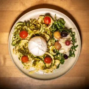 25 Februari: Courgetti pesto verde met burrata (v.a €8,50 per persoon) (Uitverkocht!)