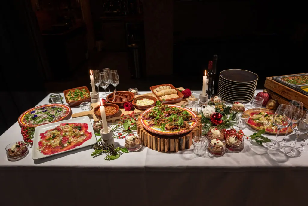 Feestelijke buffettafel met koude kerstgerechten, brood en borden