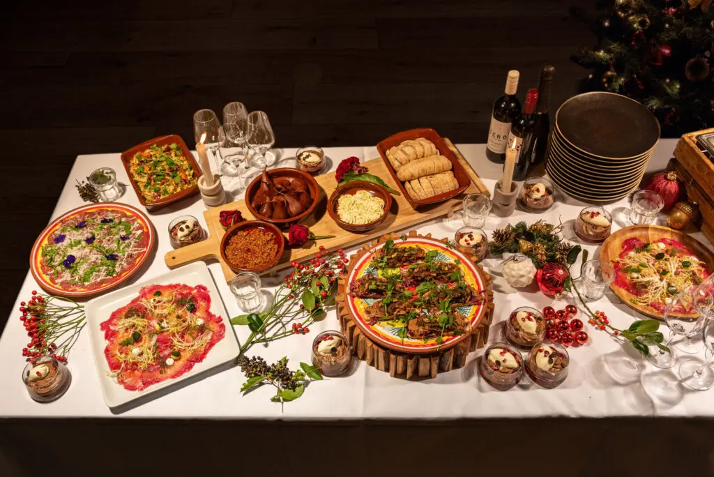 Compleet kerstbuffet met koude en warme gerechten, van bovenaf gezien