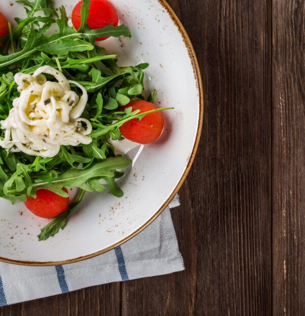 Deze week: Carpacciosalade met pestodressing en parmezaanse kaas